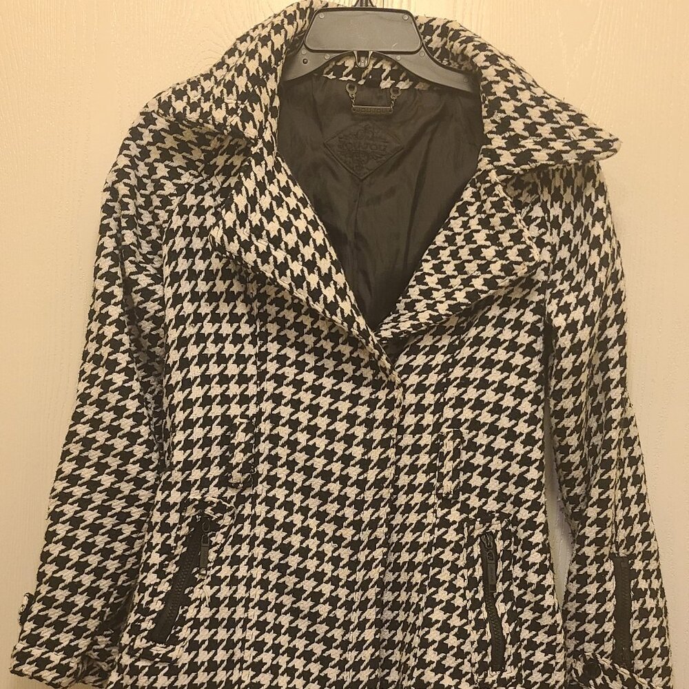 Women’s Jou Jou Black & White Houndstooth snap front waist Jacket